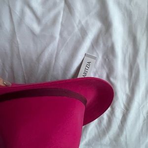 Aritzia hat- fuschia